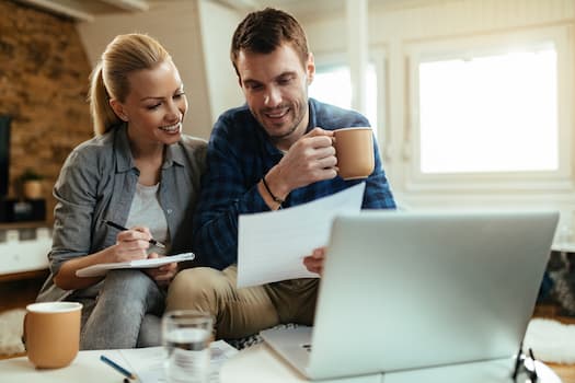Pareja mirando documentos en el teléfono